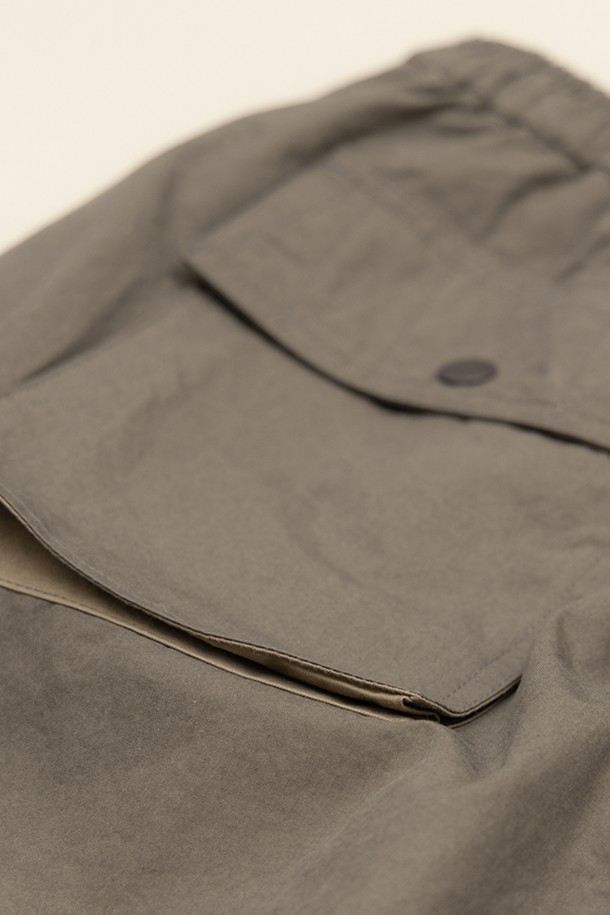 필드 유틸리티 팬츠는 봄, 가을에 어울리는 남녀 공용 긴바지입니다. 빈티지하고 캐주얼한 스타일을 연출하며, 일상생활과 동네 마실룩, 캠핑룩에 적합합니다. 넉넉한 오버핏으로 편안함을 더하고, 브라운, 딥 로스 브라운 두 가지 색상으로 출시되었습니다. 면 소재로 제작되었으며, 유틸리티 포켓과 실리콘 로고, 포켓 배색 디테일로 포인트를 주었습니다. 허리 밴딩으로 활동성을 높였습니다.
