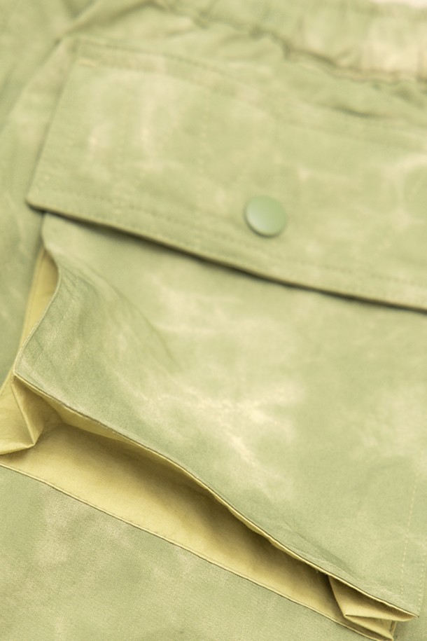 필드 유틸리티 팬츠는 유니섹스 디자인으로, 봄, 여름, 가을 계절에 착용하기 좋은 긴 기장의 바지입니다. 딥 모스(Deep Moss)와 브라운(Brown) 두 가지 색상으로 출시되었으며, 타이다이 워싱 처리와 오버핏 디자인으로 캐주얼 및 밀리터리 무드를 연출합니다.  포켓 콘트라스트 디테일과 무드 심볼 실리콘 로고가 특징이며, 동네 마실룩, 여행룩, 캠핑룩 등 다양한 TPO에 활용 가능합니다.  면 소재로 제작되어 편안한 착용감을 제공하며, 스트리트, 워크웨어 스타일을 즐기는 분들께 적합합니다. 후가공 특성상 이염이 발생할 수 있으니 주의하여 주세요.
