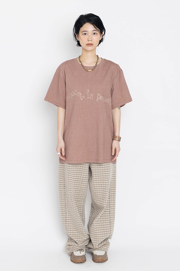 메이드 바이 얼스 반팔 티셔츠는 남녀 공용으로 착용 가능한 캐주얼 스타일의 반팔 티셔츠입니다. 봄, 여름 시즌에 적합하며, 라운드넥과 오버핏 디자인으로 편안한 착용감을 제공합니다. 모카, 그린, 다크 브라운 세 가지 빈티지한 컬러감으로 피그먼트 후가공 처리된 면 소재의 티셔츠입니다. 전면에 피스 테마 2555 그래픽 프린팅이 돋보입니다. 레귤러 기장의 반소매 티셔츠로 미니멀한 스타일을 연출하기 좋습니다.
