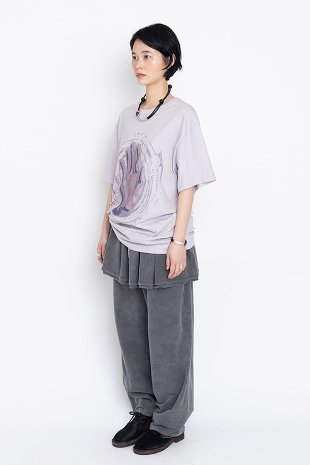 "함사 터치" 반팔 티셔츠는 남녀 공용으로, 캐주얼 및 빈티지 스타일을 연출하기 좋은 아이템입니다. 올리브와 라일락 두 가지 컬러로 출시되었으며, 봄, 여름 시즌에 적합합니다. 면 소재의 오버핏 라운드넥 티셔츠로, 함사(파티마의 손) 그래픽 프린트가 돋보입니다. 피그먼트 후가공 처리로 빈티지한 무드를 더했으며, 편안한 일상룩과 산책룩에 활용하기 좋습니다. 스트리트 패션을 즐기는 분들께도 추천합니다.
