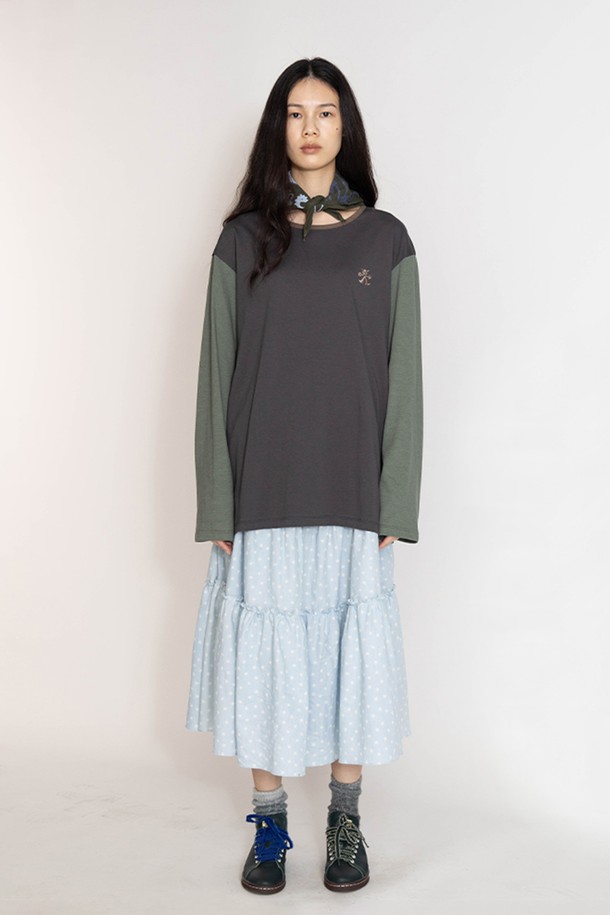 무어 티어드 스커트는 로맨틱한 무드를 연출하는 여성용 스커트입니다. 아이렛 화이트와 데님 블루 두 가지 색상으로 제공되며, 봄과 여름에 어울리는 디자인입니다. 허리 드로우스트링 디테일이 특징이며, 루즈핏의 티어드 스타일로 편안하게 착용할 수 있습니다. 데이트룩, 카페룩, 산책룩 등 다양한 TPO에 맞춰 클래식, 미니멀 스타일로 연출해보세요. 면 소재로 제작되어 부드러운 촉감을 선사합니다.
