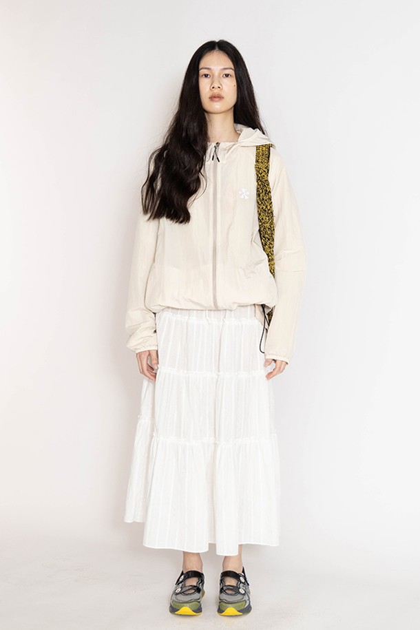 무어 티어드 스커트는 여성용으로, 화이트와 데님블루 두 가지 색상으로 출시되었습니다. 봄, 여름 시즌에 어울리는 면 소재의 루즈핏 티어드 스커트입니다. 로맨틱한 스타일을 연출하며, 허리 부분의 드로우스트링(끈)과 글린코드가 특징입니다. 아일렛 패턴으로 포인트를 주어 데이트룩, 카페룩, 봄 소풍룩 등 다양한 TPO에 활용하기 좋습니다. 로맨틱, 미니멀, 클래식 스타일을 선호하는 분들께 추천합니다.
