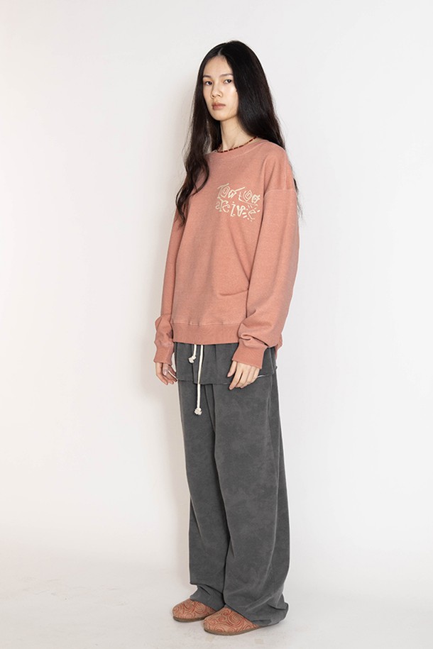 컴피 스커티드 팬츠는 편안함과 스타일을 동시에 잡은 여성용 스커트 팬츠입니다. 모카, 카키, 애쉬 3가지 색상으로 출시되어 다양한 상의와 매치하기 좋습니다. 면, 폴리에스테르, 스판덱스 혼방 소재로 제작되어 부드러운 촉감과 편안한 착용감을 선사합니다. 허리 밴딩과 드로스트링 디테일은 편안함을 더하고, 세미 벌룬 실루엣과 오버핏으로 캐주얼하면서도 스타일리시한 룩을 연출합니다. 동네 마실룩, 여행룩 등 데일리룩으로 활용하기 좋은 아이템입니다.
