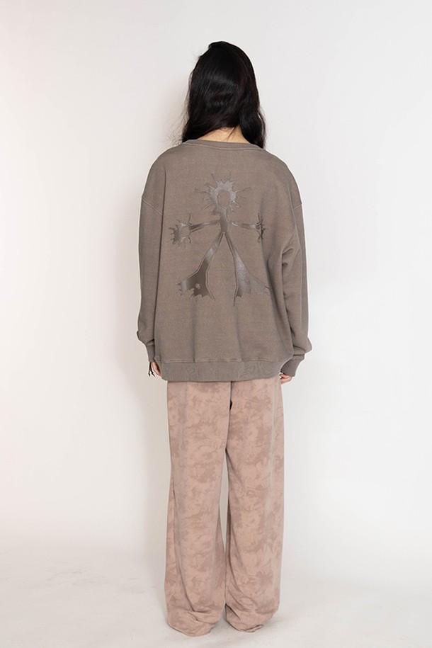 **컴피 스커티드 팬츠**

캐주얼하고 미니멀한 감각을 살린 여성용 스커티드 팬츠입니다. 모카, 카키, 애쉬 세 가지 색상으로 출시되어 데일리룩에 포인트를 더합니다. 면, 폴리에스테르, 스판덱스 혼방 소재로 제작되어 부드러운 촉감과 편안한 착용감을 선사합니다. 허리 스트링과 세미 벌룬 실루엣, 스커트 레이어드 디자인이 특징이며, 오버핏 긴바지로 동네 마실룩, 여행룩 등 다양한 TPO에 활용하기 좋습니다. 
