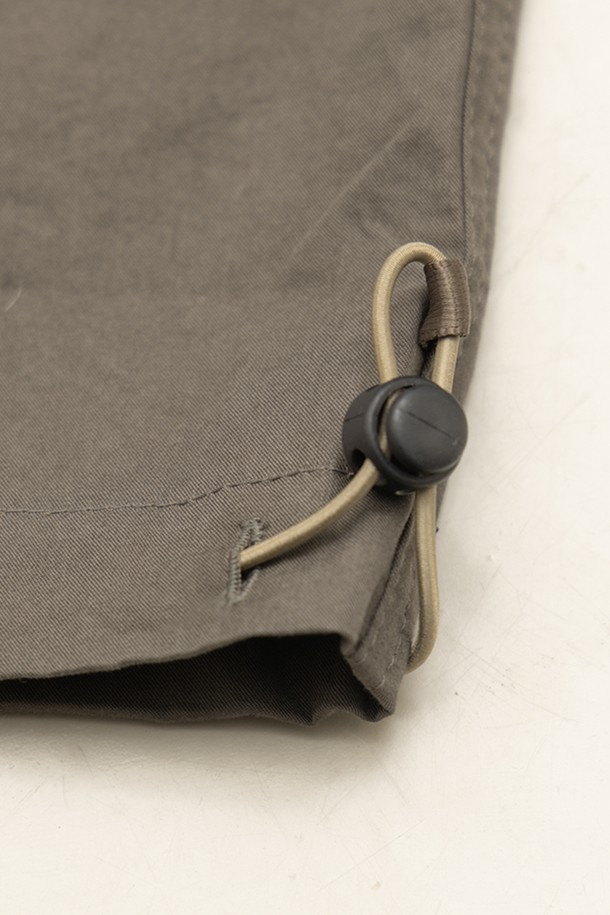 필드 유틸리티 팬츠는 봄, 가을에 어울리는 남녀 공용 긴바지입니다. 빈티지하고 캐주얼한 스타일을 연출하며, 일상생활과 동네 마실룩, 캠핑룩에 적합합니다. 넉넉한 오버핏으로 편안함을 더하고, 브라운, 딥 로스 브라운 두 가지 색상으로 출시되었습니다. 면 소재로 제작되었으며, 유틸리티 포켓과 실리콘 로고, 포켓 배색 디테일로 포인트를 주었습니다. 허리 밴딩으로 활동성을 높였습니다.
