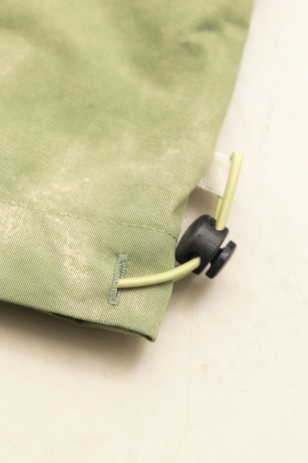 필드 유틸리티 팬츠는 유니섹스 디자인으로, 봄, 여름, 가을 계절에 착용하기 좋은 긴 기장의 바지입니다. 딥 모스(Deep Moss)와 브라운(Brown) 두 가지 색상으로 출시되었으며, 타이다이 워싱 처리와 오버핏 디자인으로 캐주얼 및 밀리터리 무드를 연출합니다.  포켓 콘트라스트 디테일과 무드 심볼 실리콘 로고가 특징이며, 동네 마실룩, 여행룩, 캠핑룩 등 다양한 TPO에 활용 가능합니다.  면 소재로 제작되어 편안한 착용감을 제공하며, 스트리트, 워크웨어 스타일을 즐기는 분들께 적합합니다. 후가공 특성상 이염이 발생할 수 있으니 주의하여 주세요.
