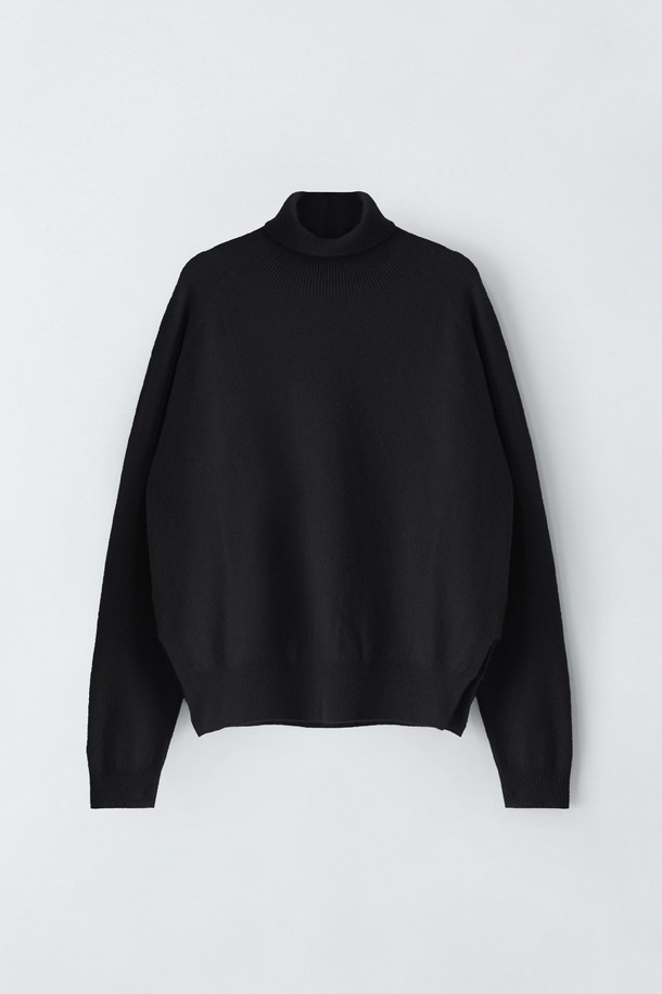 캐시미어 터틀넥 풀오버 S4GW12는 부드러운 촉감의 캐시미어 소재로 제작된 여성용 터틀넥 니트입니다. 가을, 겨울 시즌에 어울리는 릴랙스핏의 긴소매 디자인으로, 베이직하고 미니멀한 스타일을 연출합니다. 라이트브라운과 블랙 두 가지 색상으로 출시되었으며, 사이드 트임 디테일이 특징입니다. 비침 없이 고급스러운 텍스처를 자랑하며, 일상, 카페, 모임 등 다양한 TPO에 활용하기 좋습니다. 캐주얼, 미니멀, 클래식 스타일을 즐겨 입는 분들께 추천합니다.
