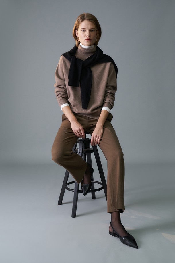 캐시미어 소재의 여성용 터틀넥 풀오버 S4GW12입니다. 라이트브라운과 블랙 두 가지 색상으로 제공되며, 가을과 겨울 시즌에 따뜻하게 착용할 수 있습니다. 베이직하면서도 우아한 스타일을 연출하며, 릴랙스핏과 사이드 트임 디테일로 편안함과 세련됨을 동시에 잡았습니다.
