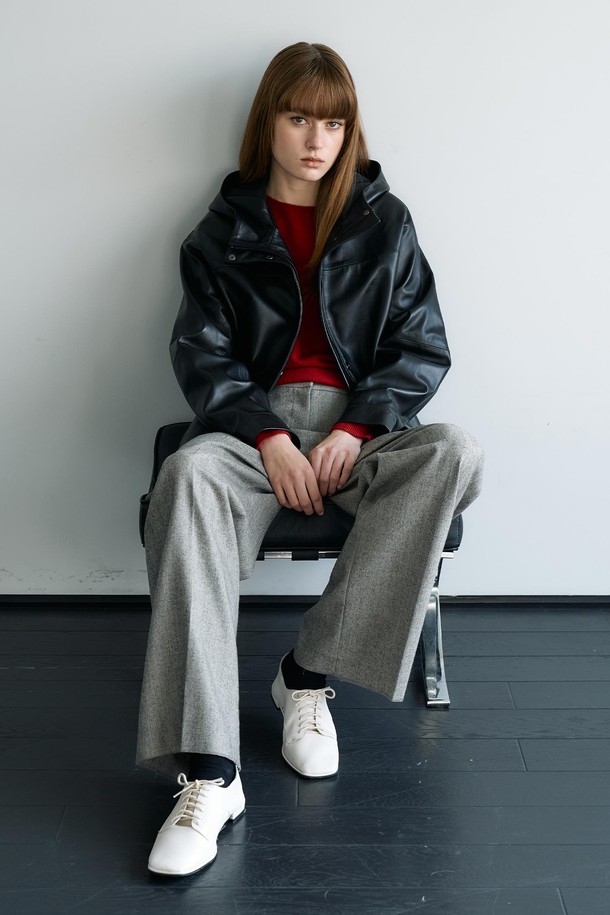 **후드 레더 점퍼 N4GF35**

세련된 여성의 겨울 스타일을 완성할 후드 레더 점퍼입니다. 부드러운 양가죽과 폴리에스터 혼방 소재로 제작되어 은은한 광택감과 편안한 착용감을 선사합니다. 넉넉한 오버핏에 블랙과 초콜릿 두 가지 색상으로 출시되어 어떤 룩에도 쉽게 매치할 수 있습니다. 

캐주얼 무드의 무지 디자인으로, 데이트룩이나 겨울 데일리룩에 활용하기 좋습니다. 긴소매, 레귤러 기장, 집업 스타일, 후드 타입으로 디자인되었으며, 안감, 주머니, 레글런 슬리브 디테일로 실용성을 더했습니다. 신축성은 없지만 비침 걱정 없이 따뜻하게 착용할 수 있습니다.
