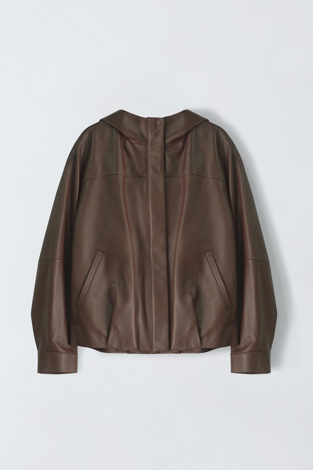 후드 레더 점퍼 N4GF35는 여성용 아우터로, 가을과 겨울에 착용하기 좋은 캐주얼 스타일의 후드 레더 점퍼입니다. 블랙과 초콜렛 두 가지 색상으로 제공되며, 넉넉한 오버핏으로 편안하게 착용할 수 있습니다. 양가죽과 폴리에스터 혼방 소재로 제작되어 은은한 광택감과 부드러운 촉감을 선사하며, 안감과 주머니가 있어 실용성을 더했습니다. 집업 스타일에 레귤러 기장, 긴 소매, 레글런 슬리브 디자인으로 캐주얼, 미니멀, 클래식한 겨울 데일리룩 연출에 적합합니다.
