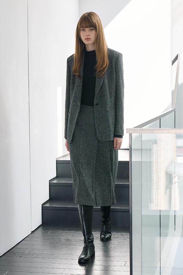 사이드 플리츠 스커트 N4GW23는 여성용으로, 가을과 겨울에 착용하기 좋은 블랙 색상의 미디 기장 스커트입니다. 모던하고 클래식한 스타일을 연출하며, A라인과 플리츠 디자인이 조화롭게 어우러집니다. 울, 폴리에스터, 나일론, 아크릴 혼방 소재로 제작되어 적당한 두께감을 자랑하며, 사이드 플리츠 디테일이 특징입니다. 안감이 있어 비침 걱정 없이 편안하게 착용 가능하며, 오피스룩, 겨울 데일리룩, 모임룩 등 다양한 TPO에 활용할 수 있습니다. 미니멀하고 시크한 스타일을 선호하는 분들께 추천합니다.
