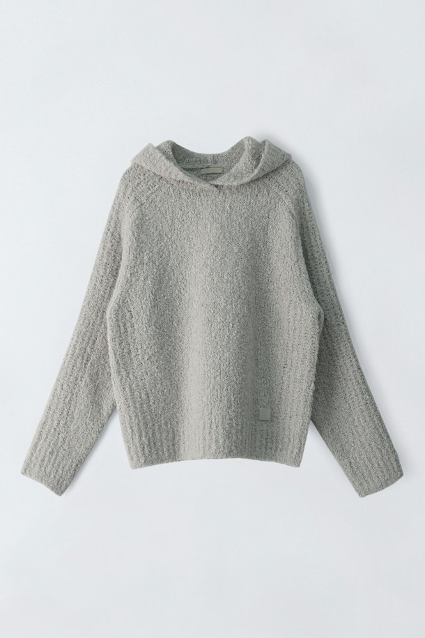 알파카 블랜딩 후드 니트 N4GW20은 부드러운 촉감의 오버핏 후드 니트입니다. 아이보리와 라이트 그레이 두 가지 색상으로 출시되었으며, 가을, 겨울철 따뜻하게 입을 수 있습니다. 알파카, 울, 나일론, 아크릴 혼방 소재로 제작되어 두꺼우면서도 폭신한 텍스처를 자랑합니다. 캐주얼, 미니멀, 클래식 스타일을 즐겨 입는 여성분들께 추천하며, 크롭 기장으로 트렌디함을 더했습니다. 비침이 보통이며 신축성이 좋아 편안하게 착용 가능하며, 겨울 데일리룩, 집콕룩, 산책룩 등 다양한 TPO에 활용하기 좋습니다.
