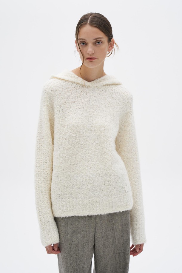 알파카 블랜딩 후드 니트 N4GW20은 부드러운 촉감과 포근한 소재감이 특징인 여성용 니트입니다. 아이보리, 라이트 그레이 두 가지 색상으로 출시되었으며, 겨울철 데일리룩, 집콕룩, 산책룩 등 다양한 TPO에 활용하기 좋습니다. 베이직하고 캐주얼한 스타일로, 오버핏과 긴소매, 후드 디자인이 편안하면서도 스타일리시한 분위기를 연출합니다. 알파카, 울, 나일론, 아크릴 혼방 소재로 제작되어 두께감이 있으며, 폭신한 텍스처를 자랑합니다. 비침은 보통이며, 신축성이 좋아 활동성을 높였습니다.
