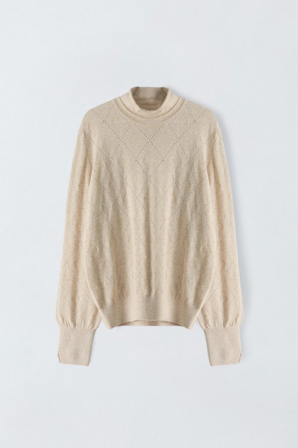 **다이아 메탈 니트 N4GW21**

가을, 겨울 시즌에 적합한 여성용 니트/스웨터입니다. 베이직한 스타일의 레귤러핏으로, 라이트 베이지와 라이트 그레이 두 가지 색상으로 출시되었습니다. 면 소재로 제작되었으며, 중간 두께감과 다이아몬드 텍스처 패턴이 특징입니다. 모크넥과 긴 소매 기장으로, 겨울 데일리룩에 클래식, 미니멀, 캐주얼 무드를 더해줍니다. 신축성이 있으며 비침 걱정 없이 편안하게 착용할 수 있습니다.
