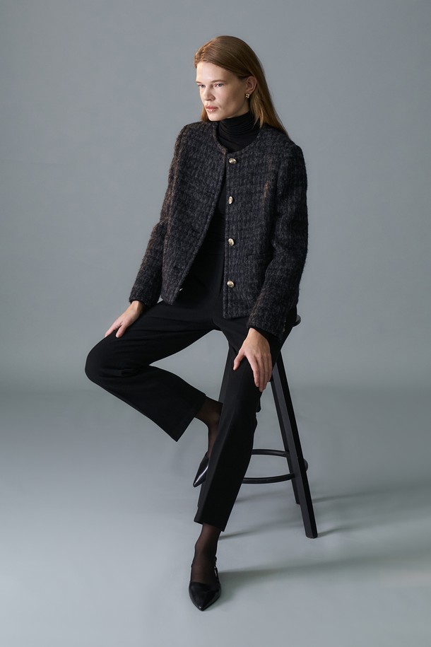 테이퍼드 밴딩 기모 슬랙스 N4GW26는 여성용 슬랙스로, 가을과 겨울에 착용하기 좋습니다. 차콜그레이와 블랙 두 가지 색상으로 출시되었으며, 일상, 출근룩, 오피스룩, 겨울 데일리룩 등 다양한 TPO에 활용할 수 있습니다. 포멀, 클래식, 미니멀, 시크 스타일을 연출하기 좋으며, 두꺼운 두께감과 기모 안감으로 보온성을 높였습니다. 스트레이트핏과 테이퍼드핏으로 떨어지는 핏과 프레스 주름 디테일이 특징이며, 밴딩 처리되어 편안하게 착용 가능합니다. 양 옆 주머니가 있어 실용적이며 비침 걱정 없이, 신축성 있는 소재로 활동성을 더했습니다.
