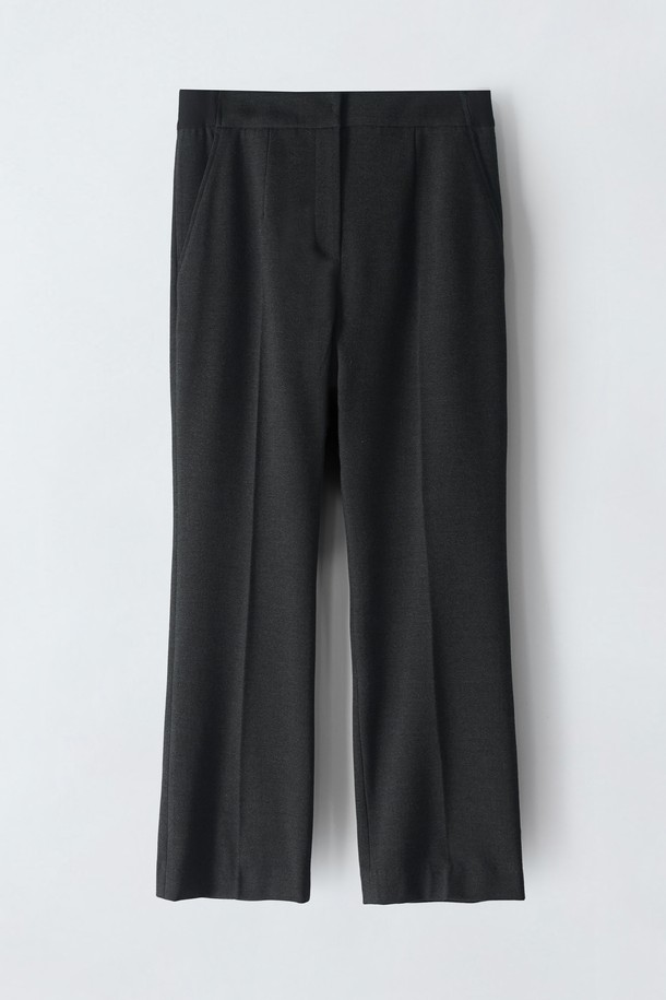 테이퍼드 밴딩 기모 슬렉스 N4GW26는 포멀, 베이직 스타일의 여성 슬랙스입니다. 가을, 겨울 시즌에 적합하며, 일상 및 오피스룩에 활용하기 좋습니다. 차콜그레이, 블랙 두 가지 색상으로 출시되었으며, 밴딩 처리되어 편안한 착용감을 제공합니다. 두꺼운 두께감의 폴리에스터, 레이온, 폴리우레탄 혼방 소재에 기모 안감을 더해 보온성을 높였습니다. 프레스 주름과 테이퍼드 핏으로 클래식, 미니멀, 시크한 스타일을 연출할 수 있습니다.
