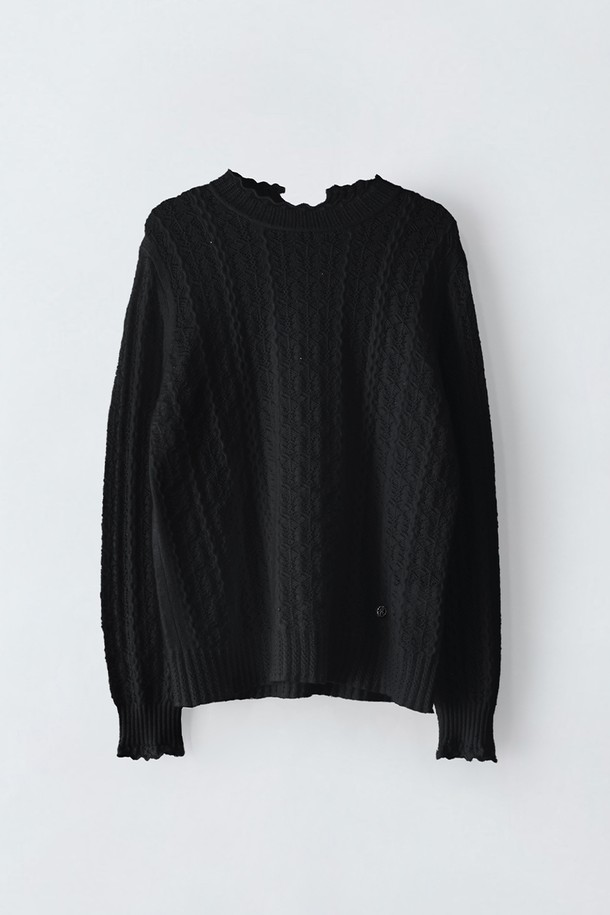 캐시미어 트윙클 레이스 니트 N4GW29는 여성 고객을 위한 상의로, 가을과 겨울에 어울리는 페미닌 스타일의 니트/스웨터입니다. 얇은 두께감의 라운드넥 디자인으로, 아이보리, 블랙 두 가지 색상으로 출시되었습니다. 캐시미어 소재로 제작되어 부드러운 촉감을 선사하며, 레이스 패턴이 특징입니다. 긴소매의 레귤러핏으로 제작되어, 일상에서 데이트룩, 카페룩, 겨울 데일리룩 등 다양한 TPO에 활용 가능하며, 클래식, 미니멀, 로맨틱 스타일을 즐기는 고객에게 추천합니다. 비침이 있으며, 신축성은 보통입니다.
