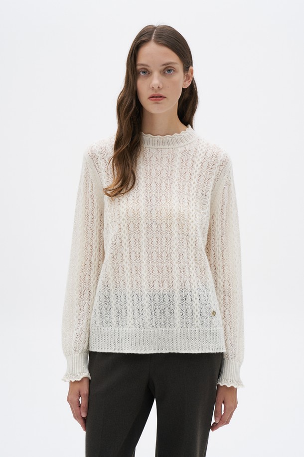 캐시미어 트윙클 레이스 니트 N4GW29는 부드러운 촉감의 캐시미어 소재에 레이스 패턴으로 여성스러운 무드를 더한 상의입니다. 가을, 겨울 시즌에 어울리는 얇은 두께의 라운드넥 긴소매 니트로, 아이보리, 블랙 두 가지 색상으로 출시되었습니다. 페미닌 스타일을 강조하며, 데이트룩, 카페룩, 모임룩 등 다양한 TPO에 활용하기 좋습니다. 클래식, 미니멀, 로맨틱 스타일을 즐겨 입는 여성분들께 추천합니다. 비침이 있으며 신축성은 보통입니다.
