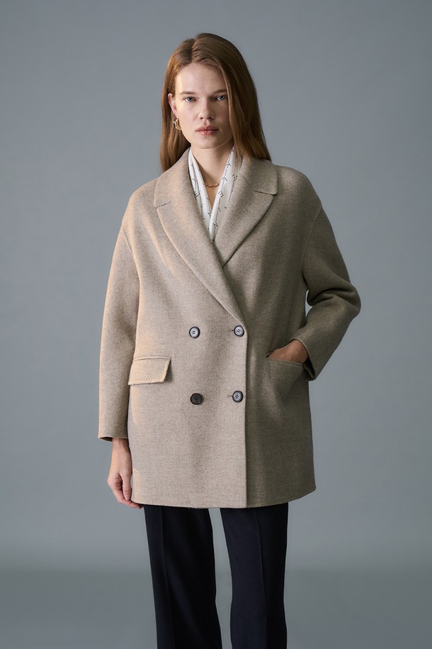 울캐시 더블 코트 N4GW67은 겨울철 여성의 우아함을 더해줄 클래식 코트입니다. 라이트 그레이와 스키 베이지 두 가지 색상으로 출시되어 다양한 스타일에 매치하기 좋습니다. 울과 캐시미어 혼방 소재로 제작되어 부드러운 촉감과 뛰어난 보온성을 자랑하며, 릴렉스 핏으로 편안하게 착용할 수 있습니다. 롱 기장의 더블 버튼 코트로, 라글란 숄더와 사이드 플랩 포켓 디테일이 돋보입니다. 안감 처리가 되어 있어 더욱 따뜻하고, 오피스룩, 겨울 데일리룩, 모임룩 등 다채로운 TPO에 활용 가능한 미니멀하고 시크한 스타일의 코트입니다.
