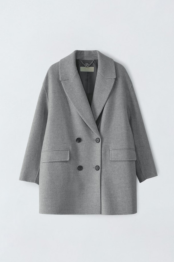 울캐시 더블 코트 N4GW67은 부드러운 촉감의 울과 캐시미어 혼방 소재로 제작된 여성용 겨울 코트입니다. 클래식한 무드의 무지 디자인에 라이트 그레이, 스키 베이지 두 가지 색상으로 출시되었습니다. 릴렉스 핏과 롱 기장으로 편안함을 더했으며, 더블 버튼 여밈 방식으로 포인트를 주었습니다. 라글란 숄더, 사이드 플랩 포켓, 안감, 비침 방지, 신축성 없음 등의 특징을 갖춘 세련된 더블 코트입니다. 겨울 데일리룩, 오피스룩, 모임룩 등 다양한 TPO에 클래식, 미니멀, 시크한 스타일을 연출할 수 있습니다.
