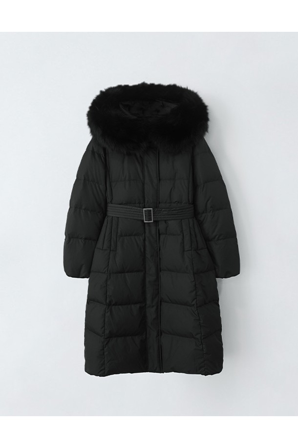 리얼폭스 후드 퍼 구스 다운 점퍼 E4GW03은 여성 의류로, 겨울철 출근룩과 데이트룩에 어울리는 베이직 스타일의 구스다운 점퍼입니다. 무지 디자인에 레귤러 핏, 두꺼운 두께감으로 따뜻함을 제공하며, 부드러운 촉감의 폴리에스테르와 구스다운 소재를 사용했습니다. 긴 소매, 집업 여밈 방식, 퍼 후드와 퍼 트리밍, 벨트 디테일이 특징이며, 안감 또한 구스다운 충전재로 구성되어 보온성을 높였습니다. 클래식, 미니멀, 캐주얼 스타일에 모두 잘 어울리는 활용도 높은 겨울 아우터입니다.
