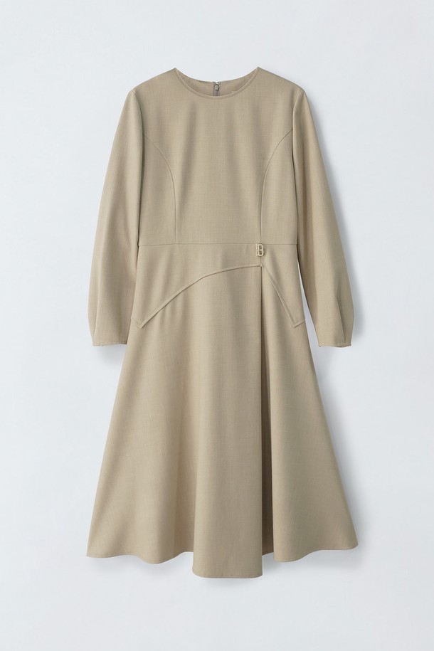 브로치 플레어 원피스 N5HS24는 우아하고 클래식한 스타일을 원하는 여성 고객을 위한 원피스입니다. 바닐라베이지 컬러의 무지 디자인으로, 봄, 가을에 입기 적합하며, 데이트룩, 모임룩, 카페룩 등 다양한 TPO에 활용할 수 있습니다. 긴 소매와 보통 두께감으로 간절기에도 따뜻하게 착용 가능하며, 안감이 있어 비침 걱정을 덜어줍니다. 폴리에스터, 레이온, 울, 폴리우레탄 혼방 소재로 제작되었으며, 약간의 신축성이 있어 편안한 착용감을 선사합니다. 플레어 치마 디자인으로 여성스러운 실루엣을 강조하며, 미니멀하고 로맨틱한 무드를 연출합니다.
