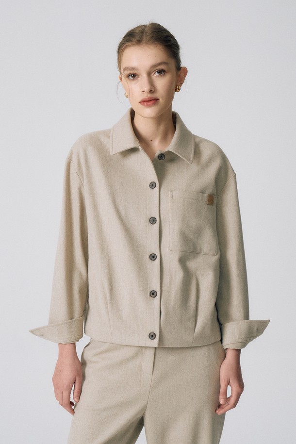 울캐시 핀턱 블라우스 N5HS08은 여성스럽고 세련된 스타일을 연출하는 블라우스입니다. 부드러운 울과 캐시미어 혼방 소재로 제작되어 포근하고 고급스러운 착용감을 선사합니다. 밀란지그레이와 바닐라베이지 두 가지 색상으로 출시되었으며, 일상 및 오피스룩, 모임룩 등 다양한 TPO에 활용 가능합니다. 루즈핏 터틀넥 디자인에 핀턱 디테일이 더해져 클래식하면서도 미니멀한 무드를 자아냅니다. 보온성이 높고 비침이 없어 편안하게 착용할 수 있으며, 완성도 높은 마감으로 퀄리티를 높였습니다.
