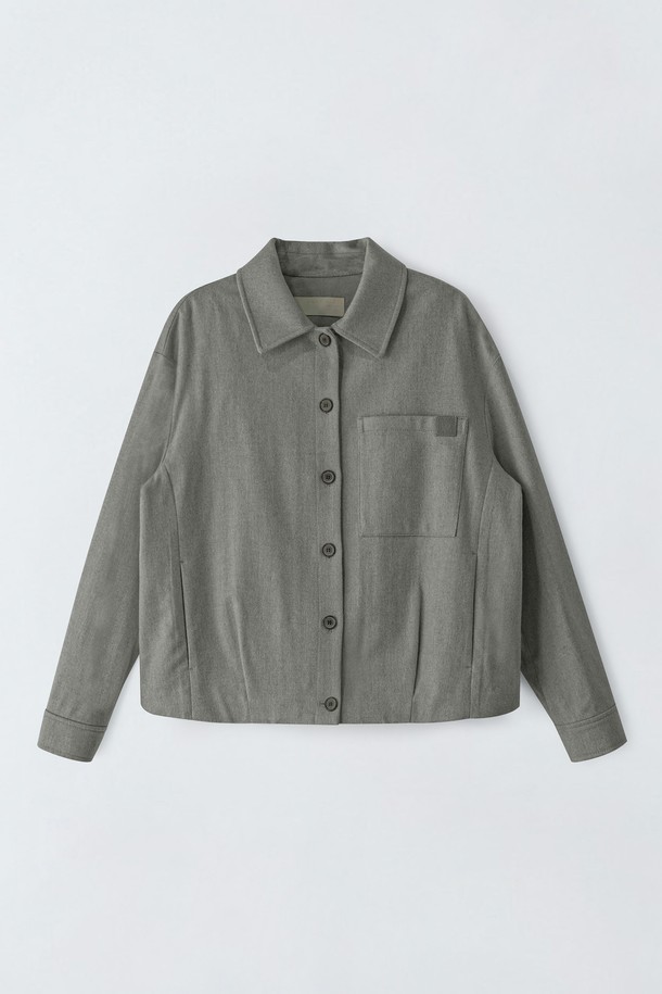 울캐시 핀턱 블라우스 N5HS08은 여성 고객을 위한 블라우스입니다. 밀란지그레이, 바닐라베이지 두 가지 색상으로 출시되었으며, 봄 시즌 일상룩 연출에 적합합니다. 울과 캐시미어 혼방 소재로 제작되어 부드러운 촉감과 높은 보온성을 자랑합니다. 칼라넥에 루즈핏 디자인으로, 오피스룩, 출근룩, 모임룩 등 다양한 TPO에 클래식하고 미니멀한 스타일을 더합니다. 핀턱 디테일이 돋보이며, 비침 없이 고급스러운 분위기를 연출합니다.
