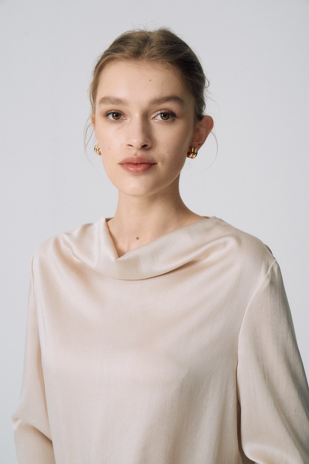 실키 드레이프 블라우스 N5HS09는 부드러운 실키 촉감의 폴리에스터 소재로 제작되어 우아하고 여성스러운 분위기를 연출하는 블라우스입니다. 드레이프 넥 라인이 특징이며, 여유로운 핏과 긴 소매 기장으로 편안하면서도 세련된 스타일을 완성합니다. 민트와 스키베이지 두 가지 컬러로 출시되어 봄, 가을 간절기에 데이트룩, 카페룩, 모임룩 등 다양한 TPO에 활용하기 좋습니다. 얇은 두께감으로 비침이 있어 은은한 매력을 더하며, 클래식, 미니멀, 로맨틱 스타일을 즐겨 입는 여성분들께 추천합니다. 신축성은 없으니 구매 전 핏을 꼭 확인해주세요.
