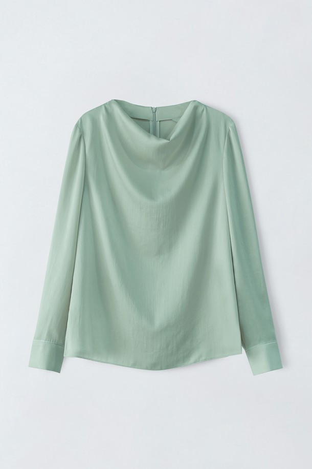실키 드레이프 블라우스는 여성스러운 실루엣을 연출하는 블라우스입니다. 얇고 실키한 폴리에스터 소재로 제작되어 부드러운 촉감을 선사하며, 봄 시즌에 어울리는 긴 소매 디자인입니다. 드레이프 네크라인과 여유로운 핏으로 우아하고 여성스러운 무드를 강조하며, 데이트룩, 카페룩, 모임룩 등 다양한 TPO에 활용하기 좋습니다. 민트와 스키베이지 두 가지 색상으로 출시되었으며, 클래식, 미니멀, 로맨틱 스타일을 즐겨 입는 분들께 추천합니다.
