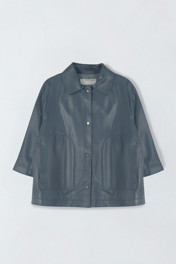 하프소매 레더 재킷 E5HS12는 여성용 아우터로, 간절기에 활용하기 좋은 아이템입니다. 스카이블루와 블랙 두 가지 색상으로 출시되었으며, 봄, 가을에 착용하기 적합합니다. 7부 소매 기장의 레귤러 기장으로, 무지 디자인에 버튼 여밈 방식의 레더 재킷입니다. 천연 양가죽과 폴리에스터 혼방 소재로 제작되었으며, 보통 두께감에 안감이 있어 편안하게 착용할 수 있습니다. 데이트룩, 카페룩, 모임룩 등 다양한 TPO에 어울리며, 클래식, 미니멀, 시크 스타일을 연출하기 좋습니다.
