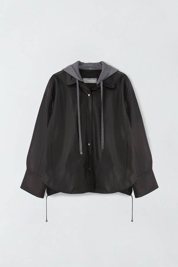 후드 레더 재킷 E5HS11은 여성용 아우터로, 다크브라운, 그린, 카본 세 가지 색상으로 출시되었습니다. 봄, 가을에 어울리는 얇은 두께감의 캐주얼 스타일 재킷으로, 데이트룩이나 쇼핑룩에 활용하기 좋습니다. 천연 양가죽, 폴리에스테르, 레이온, 나일론, 우레탄 등 다양한 소재로 제작되었으며, 레귤러핏에 무지 패턴의 디자인입니다. 스냅 여밈 방식과 긴 소매, 후드 타입으로, 포켓과 안감이 있어 실용성을 더했습니다.
