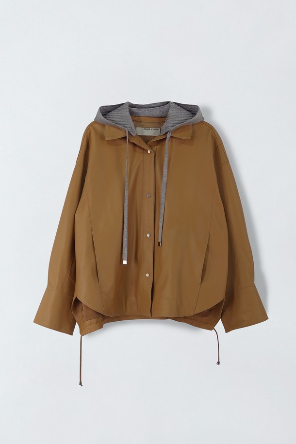 후드 레더 재킷 E5HS11은 다크브라운, 그린, 카번, 카델 4가지 색상으로 제공되며, 봄, 가을에 착용하기 좋은 얇은 두께의 후드 레더 재킷입니다. 양가죽, 폴리에스터, 레이온, 나일론, 폴리우레탄 혼방의 부드러운 소재로 제작되었으며, 안감과 주머니가 있어 실용성을 더했습니다. 일상 속 데이트룩, 가을 나들이룩에 클래식, 미니멀, 시크한 스타일을 더해 보세요. 소매는 긴소매이며, 무지 패턴으로 다양한 스타일에 쉽게 매치할 수 있습니다.
