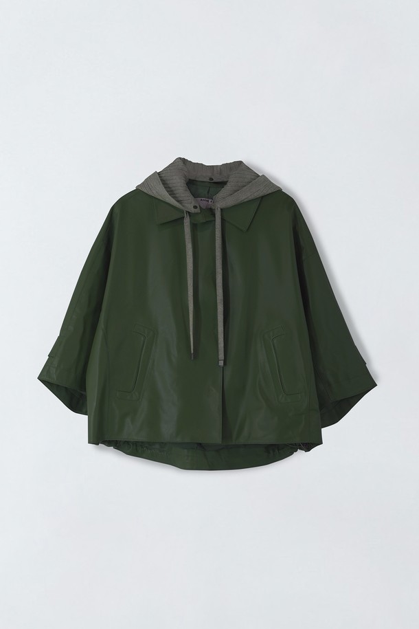 니트후드 하프소매 레더 재킷 E5HS08은 여성용 아우터로, 캐주얼한 스타일을 연출하기에 적합합니다. 봄, 가을 계절에 어울리는 중간 두께감의 무지 디자인이며, 낙타색(Camel)과 녹색(Green) 두 가지 색상으로 출시됩니다. 천연 양가죽, 폴리에스테르, 레이온, 나일론, 폴리우레탄 혼방 소재로 제작되었으며, 하프 소매와 후드 디자인이 특징입니다. 데이트룩, 쇼핑룩과 같은 TPO에 활용 가능하며, 캐주얼, 미니멀, 클래식 스타일을 아우릅니다. 신축성이 약간 있으며, 포켓과 안감이 있어 실용성을 더했습니다.
