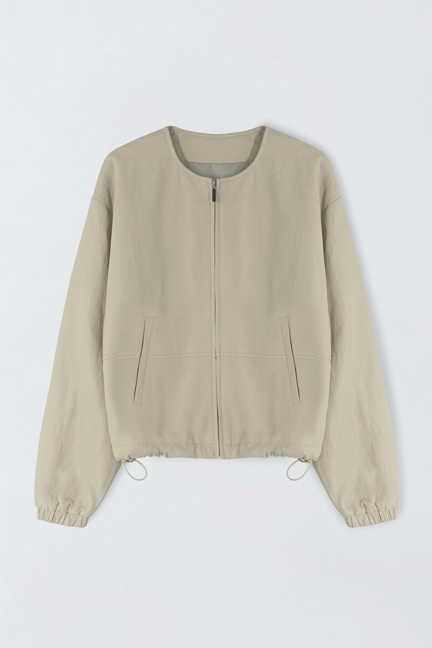 스트링 페이크 레더 재킷 O5HS19는 여성용 자켓입니다. 라이트 베이지 색상으로, 봄, 가을에 착용하기 좋습니다. 미니멀하고 베이직한 스타일로 데이트룩, 쇼핑룩 등 다양한 TPO에 활용할 수 있습니다. 숏 기장에 집업 스타일이며, 레귤러핏으로 제작되었습니다. 폴리우레탄, 레이온, 폴리에스터 혼방 소재로 제작되었으며 안감, 주머니가 있고 비침이 없는 것이 특징입니다.
