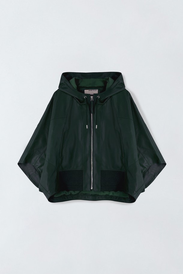 레글런 립 레더 점퍼 E5HS09는 봄, 가을에 어울리는 아우터입니다. 그린, 오렌지 두 가지 색상으로 출시되었으며, 가오리 핏과 레글런 소매 디자인이 특징입니다. 양가죽, 폴리에스터, 아크릴, 울, 폴리우레탄 등 다양한 소재로 제작되어 부드러운 촉감과 보통 두께감을 자랑합니다. 집업 스타일로 간편하게 착용 가능하며, 데이트룩, 쇼핑룩 등 다양한 TPO에 활용할 수 있습니다. 캐주얼, 미니멀, 클래식 스타일을 즐겨 입는 분들에게 추천합니다.
