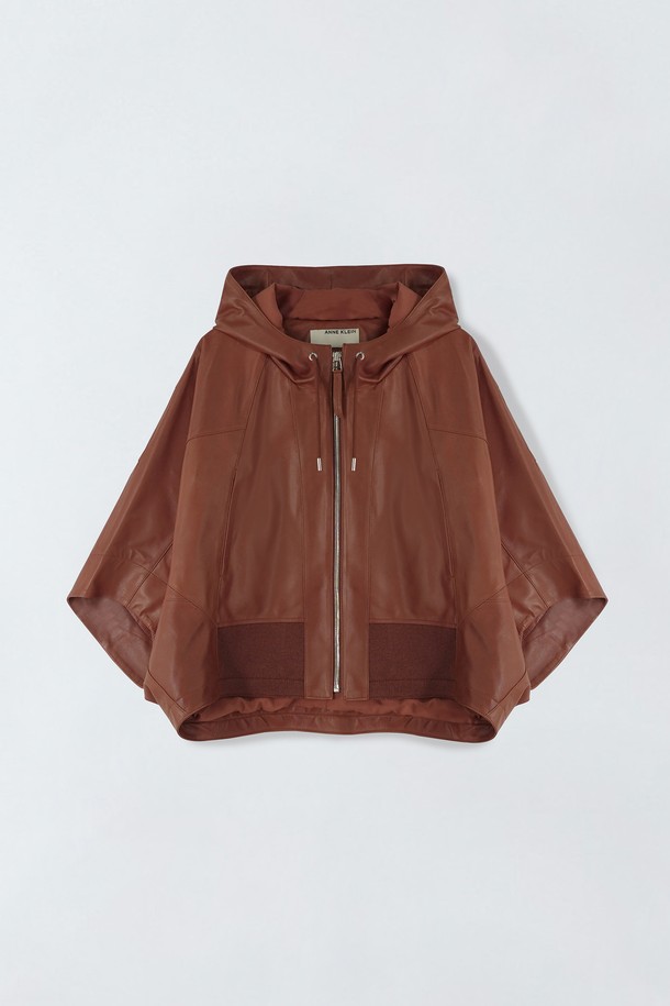 레글런 립 레더 점퍼 E5HS09는 천연 양가죽, 폴리에스테르, 아크릴, 울, 폴리우레탄 혼방 소재의 레글런 타입 점퍼입니다. 중간 두께감으로 봄, 가을 간절기에 적합하며, 그린, 오렌지 두 가지 색상으로 출시되었습니다. 무지 디자인에 집업 여밈 방식을 갖췄으며, 긴 소매 기장과 포켓 디테일, 안감 처리가 돋보입니다. 클래식, 미니멀, 캐주얼 스타일을 모두 소화할 수 있는 활용도 높은 아이템입니다. 일상생활에서 편안하게 착용하기 좋습니다.
