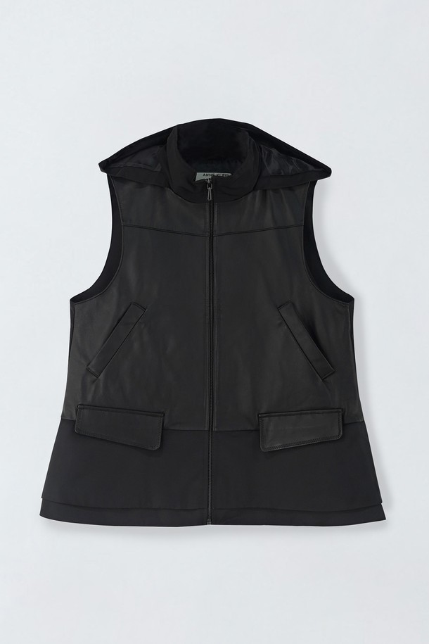 램스킨 레더 블록 베스트 E5HS14는 여성용 베스트입니다. 코랄과 블랙 두 가지 색상으로 출시되었으며, 일상에서 편안하게 착용할 수 있습니다. 봄, 가을에 어울리는 레귤러 기장의 민소매 베스트로, 집업 스타일의 베이직한 디자인을 갖추었습니다. 램스킨(양가죽)과 폴리에스터 혼방 소재로 제작되었으며, 안감이 있어 부드러운 착용감을 선사합니다. 데이트룩, 쇼핑룩 등 다양한 TPO에 클래식, 미니멀, 캐주얼 스타일로 활용하기 좋습니다.
