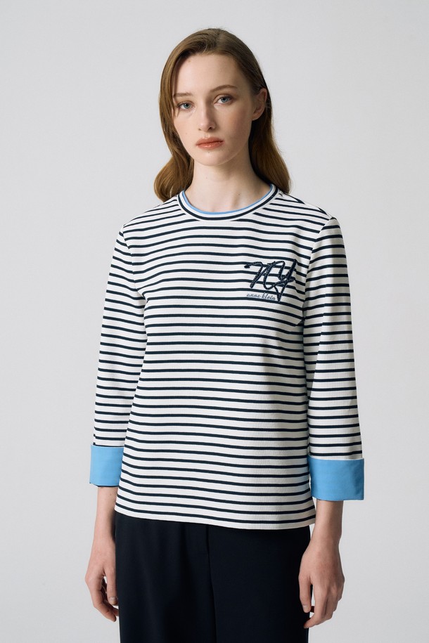 소매 배색 스트라이프 티셔츠 S5HM09는 여성용 티셔츠로, 카키와 다크 네이비 두 가지 색상으로 만나볼 수 있습니다. 봄, 가을에 적합하며, 캐주얼 스타일을 연출하기 좋습니다. 라운드넥에 루즈핏으로 편안하게 착용 가능하며, 소매 배색 포인트와 스트라이프 패턴이 특징입니다. 두꺼운 두께감으로 따뜻함을 더하며, 신축성이 좋아 활동성 또한 보장합니다. 데이트룩이나 카페룩에 활용하기 좋으며, 미니멀, 클래식 스타일을 선호하는 분들께 추천합니다.
