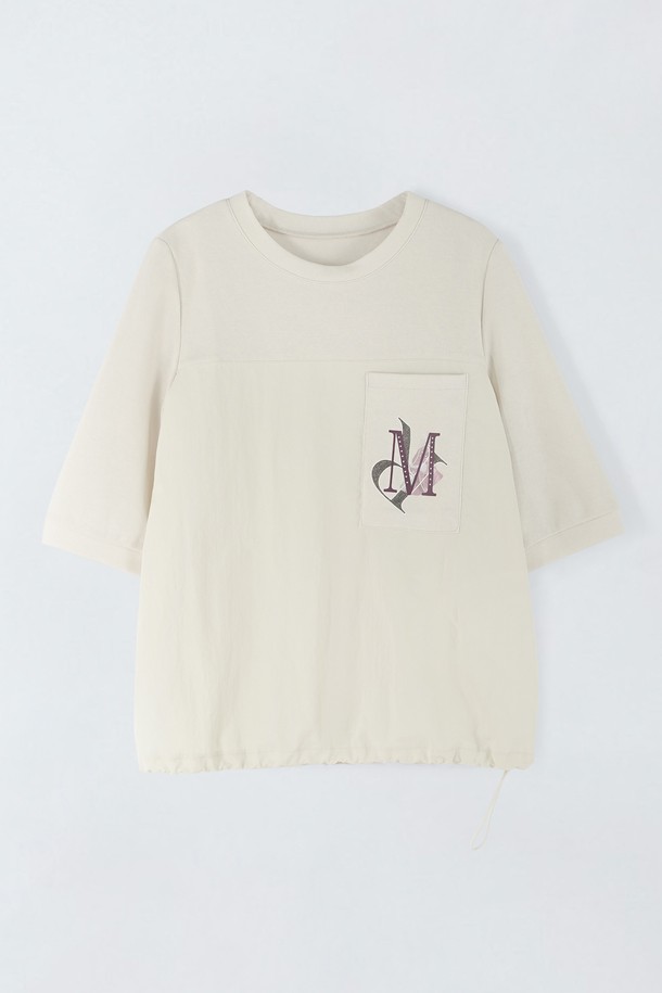 **스트링 티셔츠 E5HM15**는 여성용 티셔츠로, 아이보리, 그레이 두 가지 색상으로 출시되었습니다. 면, 폴리에스터, 나일론 혼방 소재의 라운드넥, 레귤러핏 반소매 디자인으로 봄, 여름, 가을에 일상적으로 착용하기 좋습니다. 비침 없이 레귤러 기장으로 제작되었으며, 신축성은 없고 주머니는 없는 베이직 스타일의 무지 티셔츠입니다.
