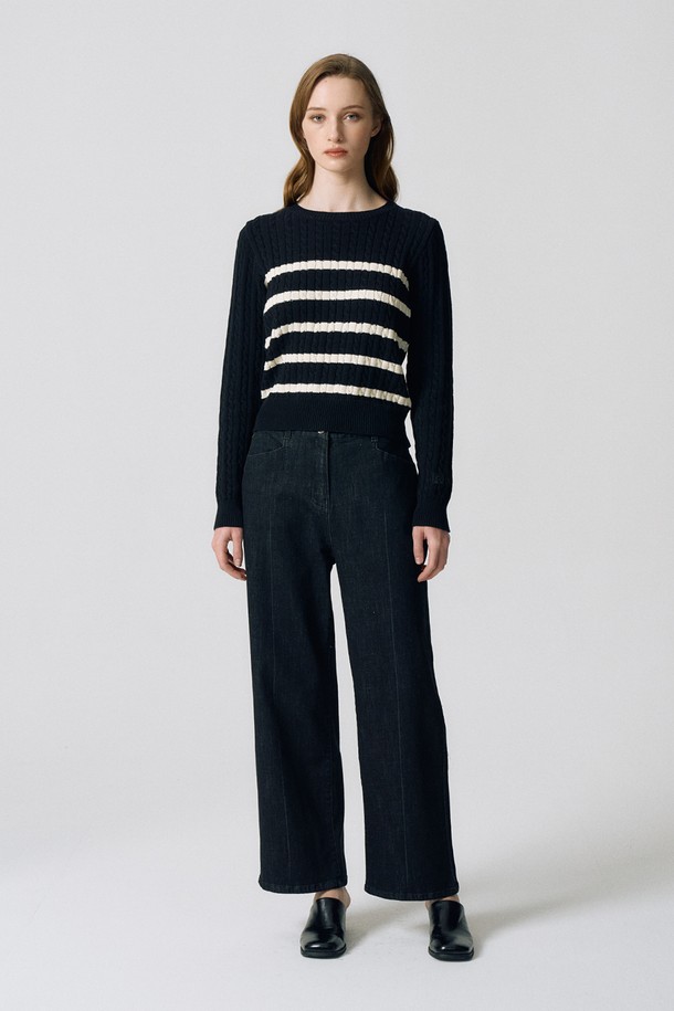 세미와이드 레직기 데님 S5HM19는 여성용 바지입니다. 봄, 가을에 어울리는 블랙, 인디고 두 가지 색상으로 출시되었으며, 캐주얼, 미니멀, 클래식 스타일을 연출하기 좋습니다. 허리 반밴딩으로 편안하며, 은은한 레직기 주름 디테일과 포켓으로 실용성을 더했습니다. 면, 폴리에스터, 폴리우레탄 혼방 소재로 제작되어 신축성이 뛰어나고 비침 걱정 없이 데일리룩, 쇼핑룩으로 활용하기 좋습니다. 핏은 세미와이드, 기장은 롱 기장입니다.
