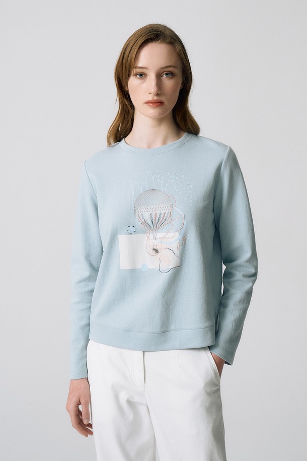 기구 프린트 티셔츠 N5HM13는 산책룩과 카페룩에 어울리는 여성 티셔츠입니다. 스카이블루와 아이보리 두 가지 색상으로 출시되었으며, 캐주얼과 미니멀 스타일을 선호하는 분들께 적합합니다. 면, 레이온, 나일론 혼방 소재로 제작되어 부드러운 촉감을 제공하며, 루즈핏과 긴 소매 기장으로 편안하게 착용할 수 있습니다. 라운드넥 디자인에 열기구 프린팅이 더해져 포인트를 주며, 봄, 가을 시즌 데일리룩으로 활용하기 좋습니다. 비침이 없고 신축성이 뛰어나 활동성을 높였습니다.
