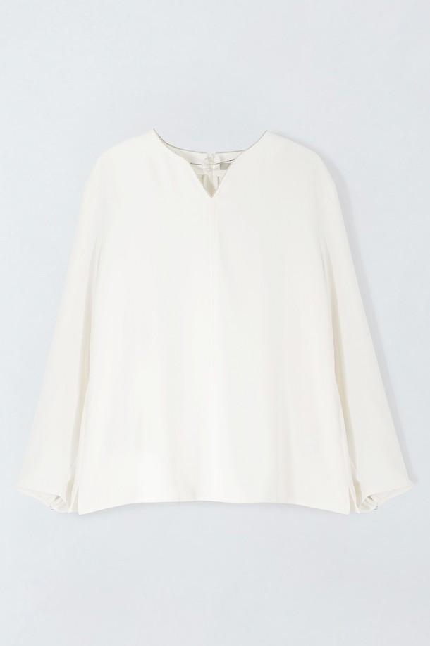 탈부착 가능한 네크라인 비즈 장식이 돋보이는 네크리스 블라우스 N5HM11입니다. 폴리에스터 소재의 아이보리, 블랙 색상으로 출시되었으며, 라운드넥 디자인의 레귤러 핏 긴소매 블라우스입니다. 봄, 가을에 일상복으로 입기 좋으며, 심플하고 베이직한 무드를 연출할 수 있습니다.
