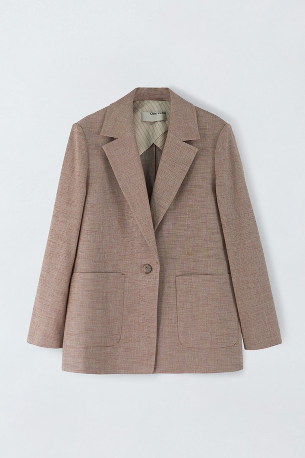 아웃 포켓 디자인이 돋보이는 여성용 린넨 블랜디드 싱글 자켓입니다. 라이트브라운, 오렌지 색상으로 봄, 가을에 일상복으로 착용하기 좋으며, 린넨, 폴리에스터, 레이온, 면, 폴리우레탄 혼방 소재로 제작되어 보통 두께감과 약간의 신축성을 제공합니다. 베이직하고 클래식한 무드의 무지 패턴 레귤러핏 자켓으로, 싱글 버튼 여밈 방식과 긴소매 디자인, 부분 안감 및 주머니가 있어 실용성을 더했습니다.
