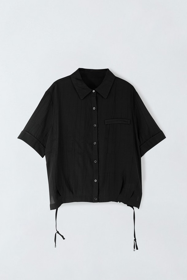 스트링 린클 블라우스 E5HM26는 여성용 셔츠/블라우스로, 여름철 데이트룩과 카페룩에 어울리는 베이직 스타일의 레귤러핏 블라우스입니다. 그린과 블랙 두 가지 색상으로 제공되며, 얇은 두께의 레이온과 나일론 혼방 소재로 제작되어 시원하고 편안한 착용감을 선사합니다. 셔츠칼라에 반소매 기장으로, 미니멀, 클래식, 캐주얼 스타일을 모두 소화할 수 있습니다. 비침이 약간 있으며, 신축성은 없고 주머니는 없습니다.
