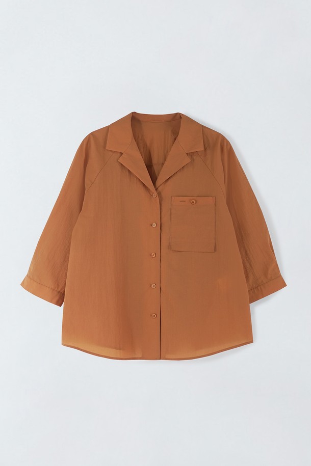 여성용 오버핏 퍼프 소매 블라우스로, 그린, 오렌지 색상이 준비되어 있습니다. 나일론, 면, 폴리우레탄 혼방 소재로 제작되었으며, 얇은 두께감과 약간의 신축성이 있어 봄, 여름, 가을에 일상복으로 편안하게 착용하기 좋습니다. 무지 패턴에 긴소매, 퍼프소매 디테일이 돋보이며 주머니가 있어 실용성을 더했습니다.
