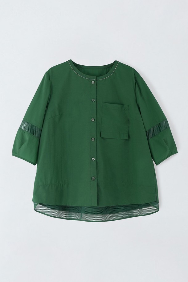 라운드 레이어링 블라우스 E5HM27는 여성용 블라우스로, 봄, 여름, 가을 계절에 착용하기 좋습니다. 라운드넥에 레귤러핏, 긴소매 기장으로 제작되었으며, 베이직한 스타일을 추구합니다. 그린과 네이비 두 가지 색상으로 출시되었으며, 면, 나일론, 폴리우레탄, 폴리에스터 혼방 소재를 사용하여 제작되었습니다. 출근룩, 오피스룩에 어울리는 클래식, 미니멀, 캐주얼 스타일이며, 레이어드 디자인과 가슴 포켓이 특징입니다. 비침이 없고 신축성은 약간 있으며, 보통 두께감으로 편안하게 착용할 수 있습니다.
