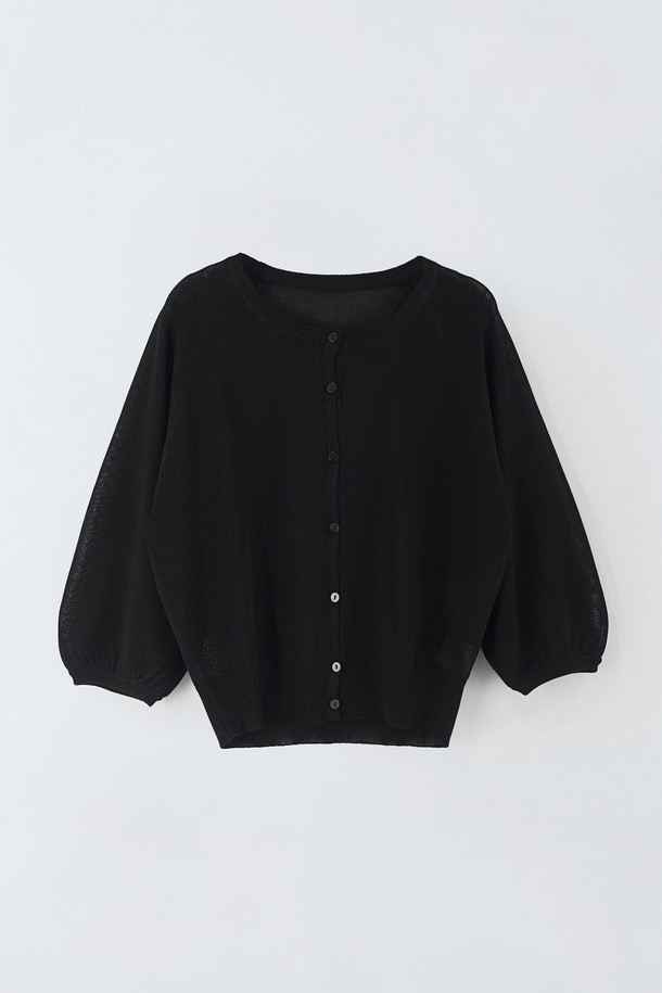 린넨 블랜디드 라운드 가디건 E5HM43는 여성용 상의로, 여름철 일상에서의 활용도가 높은 가디건입니다. 블랙과 페일퍼플 두 가지 색상으로 출시되었으며, 레귤러 핏의 라운드넥 디자인입니다. 얇은 두께감의 린넨, 레이온, 폴리에스터 혼방 소재로 제작되어 부드러운 촉감과 편안한 착용감을 제공합니다. 레글런 어깨 디자인과 긴 소매, 그리고 신축성이 좋은 특징이 있으며, 비침이 약간 있을 수 있습니다. 미니멀, 클래식, 캐주얼 스타일을 즐겨 입는 분들이 카페룩, 데이트룩으로 연출하기 좋습니다.
