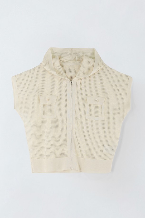 여성용 린넨 블랜디드 스카시 후드 가디건 E5HM42는 얇은 두께감으로 여름철 일상복으로 적합하며, 바닐라베이지와 블랙 색상으로 출시되었습니다. 레이온, 린넨, 폴리에스터 혼방 소재의 와플 패턴으로 제작되었으며, 비침이 있고 신축성이 좋은 루즈핏 크롭 기장의 민소매 니트/스웨터입니다. 후드 네크라인 디자인으로 베이직한 스타일을 연출할 수 있습니다.
