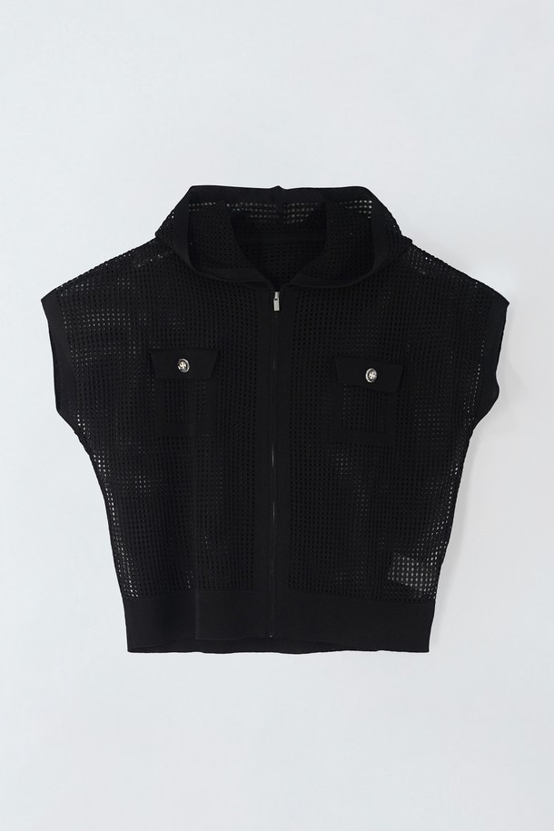 **린넨 블랜디드 스카시 후드 가디건 E5HM42**는 레이온, 린넨, 폴리에스터 혼방 소재로 제작된 여성용 크롭 기장의 캐주얼 가디건입니다. 얇은 두께감과 비침이 있는 디자인이며, 루즈핏으로 편안하게 착용 가능합니다. 블랙, 바닐라베이지 두 가지 색상으로 출시되었으며, 반소매 기장과 후드 네크라인이 특징입니다.
